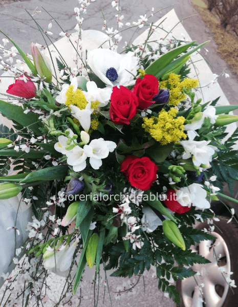 Bouquet di fiori assortiti con mimosa